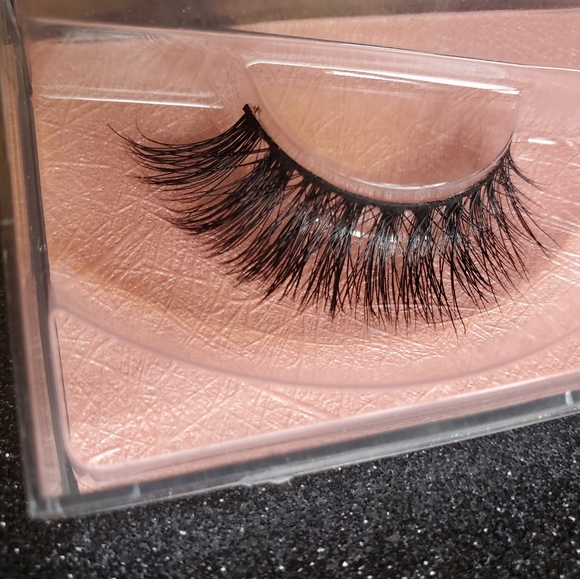 Lashes - Picture 3 of 3